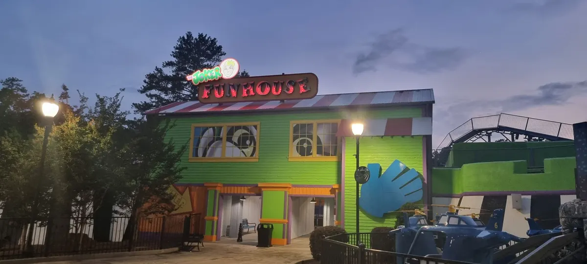 THE JOKER™ Funhouse Coaster
