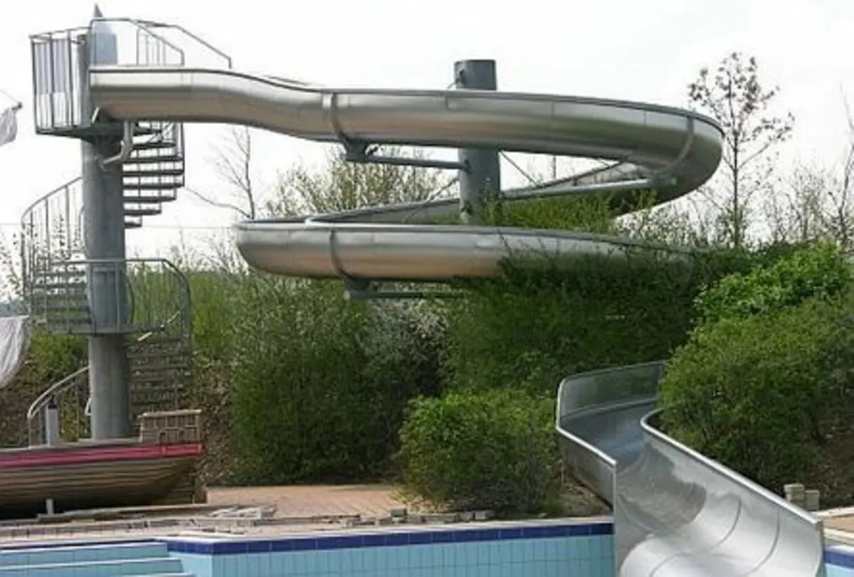 Wasserrutschenspaßbad