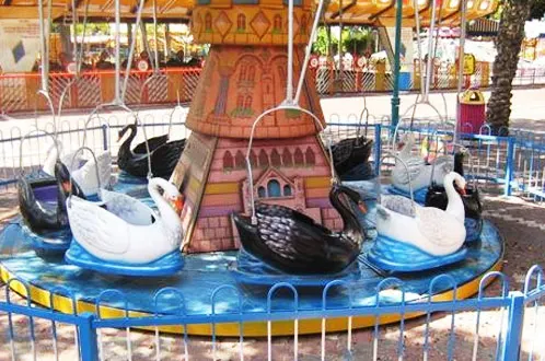 Swans carousel / קרוסלת ברבורים