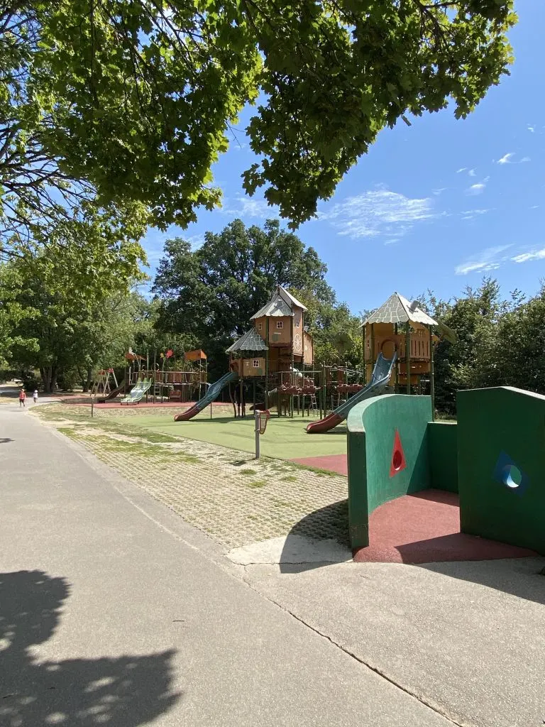 Place de jeux extérieurs