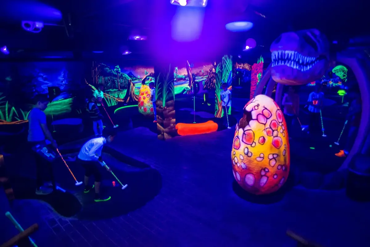 Schwarzlicht-Adventure-Minigolf