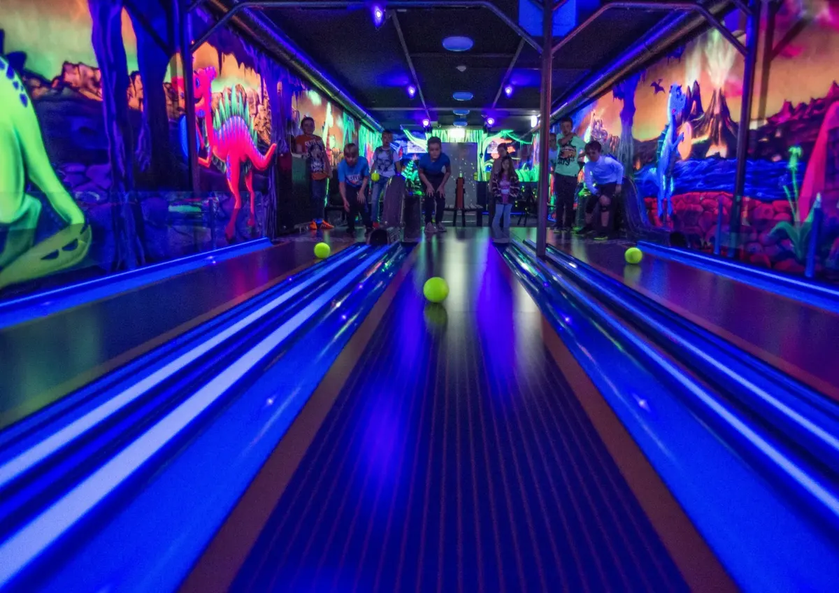 Schwarzlicht-Minibowling