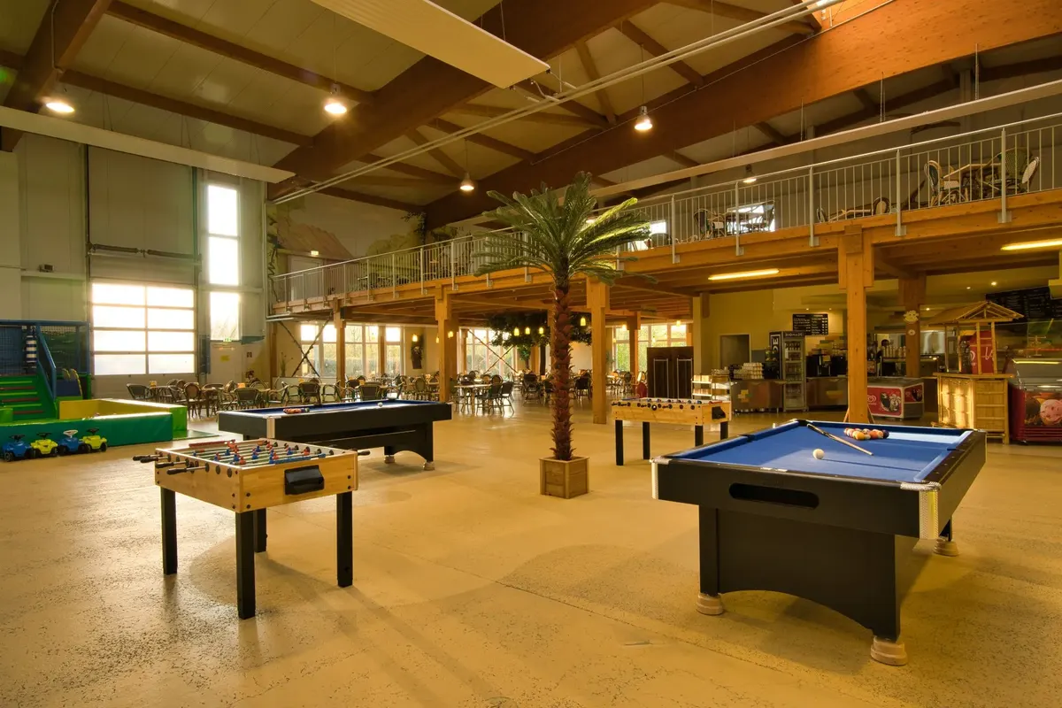 Tischkicker & Billard