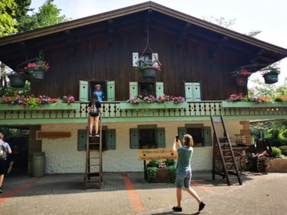 Fensterln am Bauernhaus