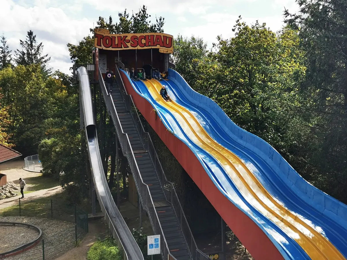 Riesen-Rutschenanlage mit Bungee- und Wendelrutsche