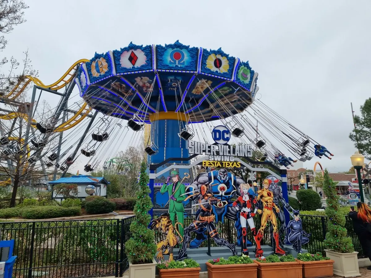 DC™ Super-Villains Swing