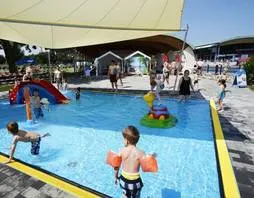 Kinderplanschbecken mit Spielplatz