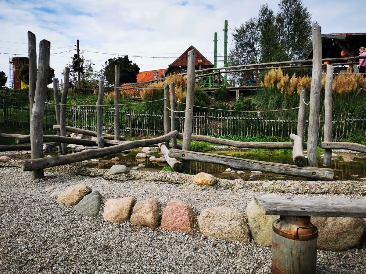 Wassergraben und Balance-Pfad