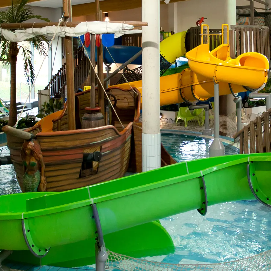 Großes Piratenschiff mit Wasserspritzkanonen