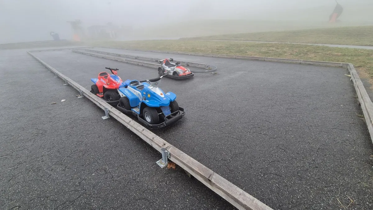 Rennautos und Quad