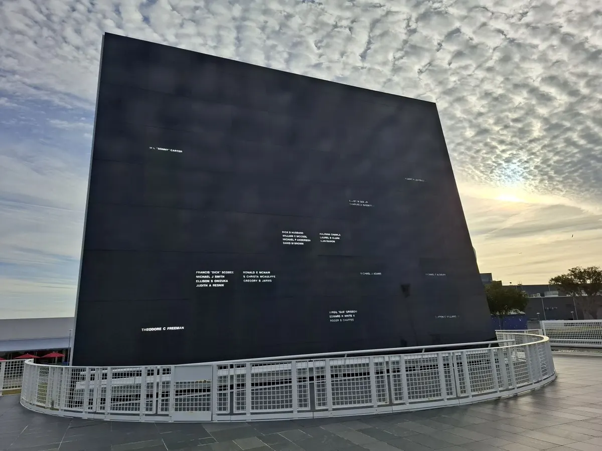 Space Mirrow Memorial
