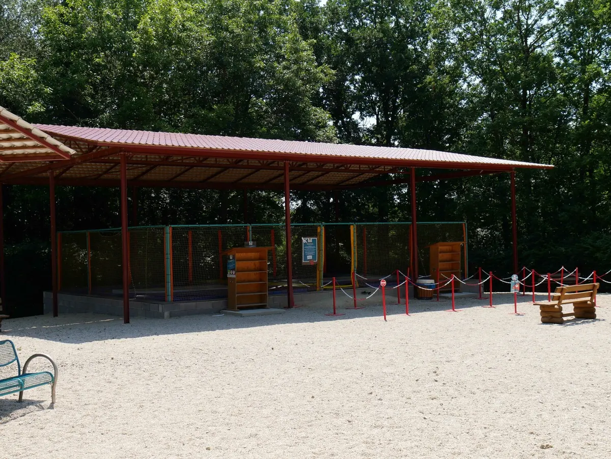 überdachte Trampolinanlage