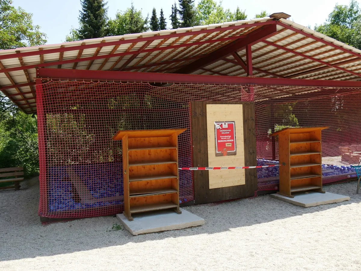 überdachtes Riesen-Bällebad