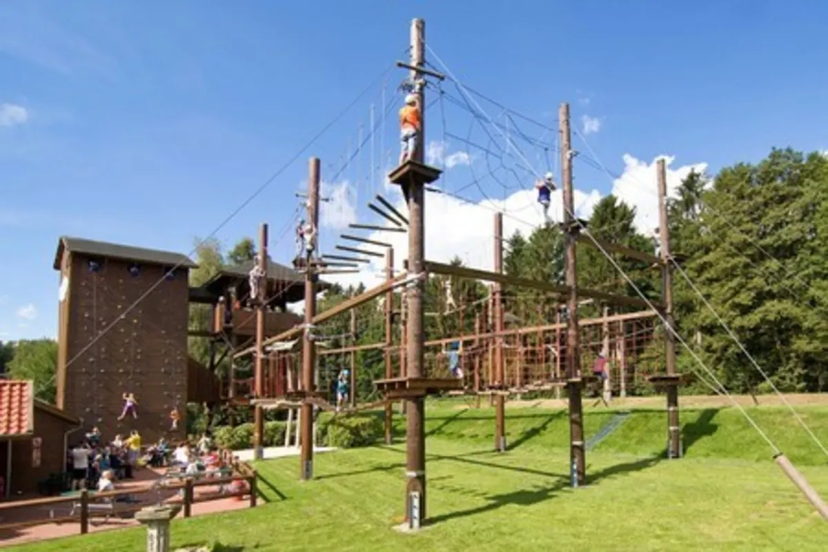 Kinder- und Hochseilgarten mit Kletterwand