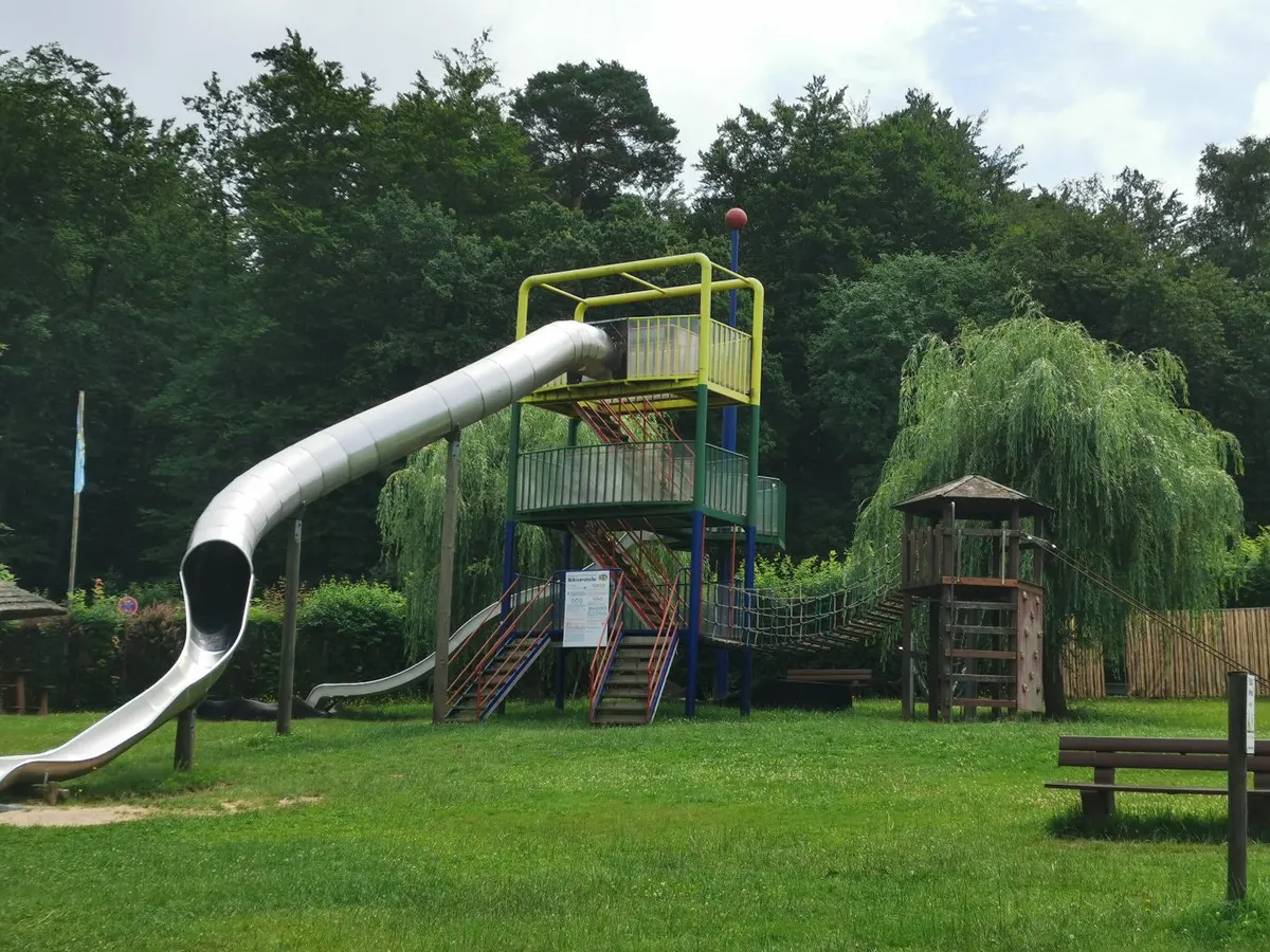 Rutschen- und Kletterturm