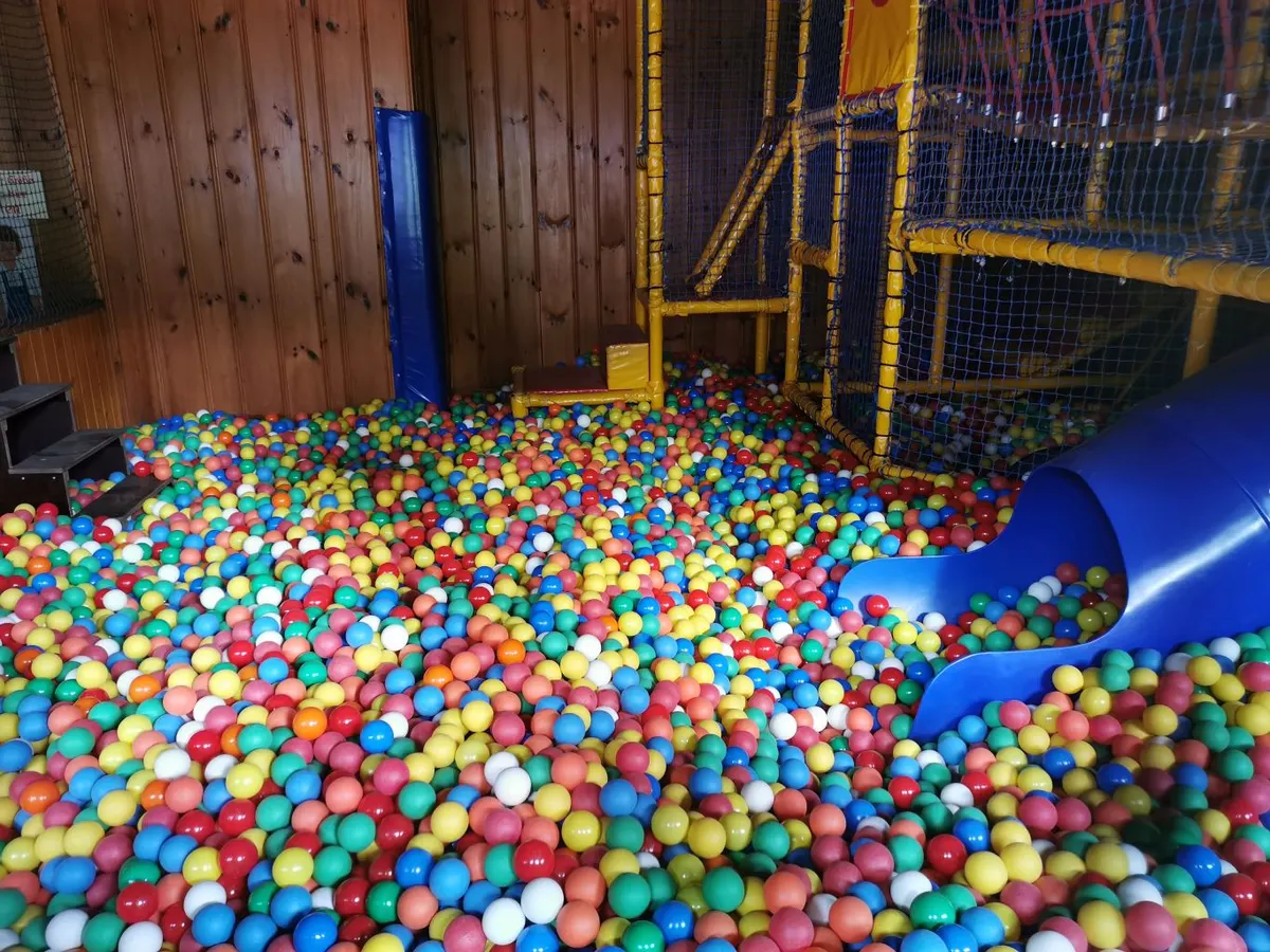 Bällchenhaus mit Kleinkinder-Spielebenen
