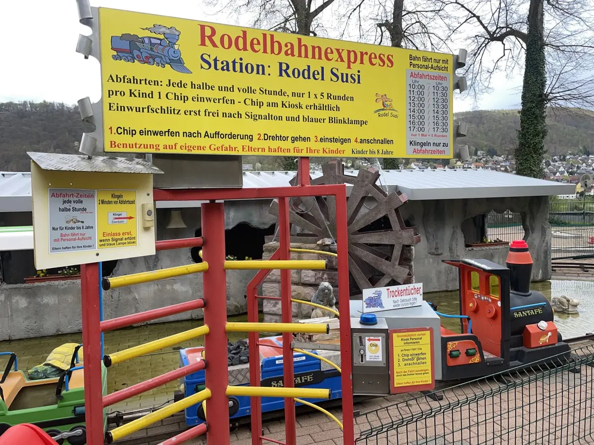 Kinder-Eisenbahn mit Wassertunnel