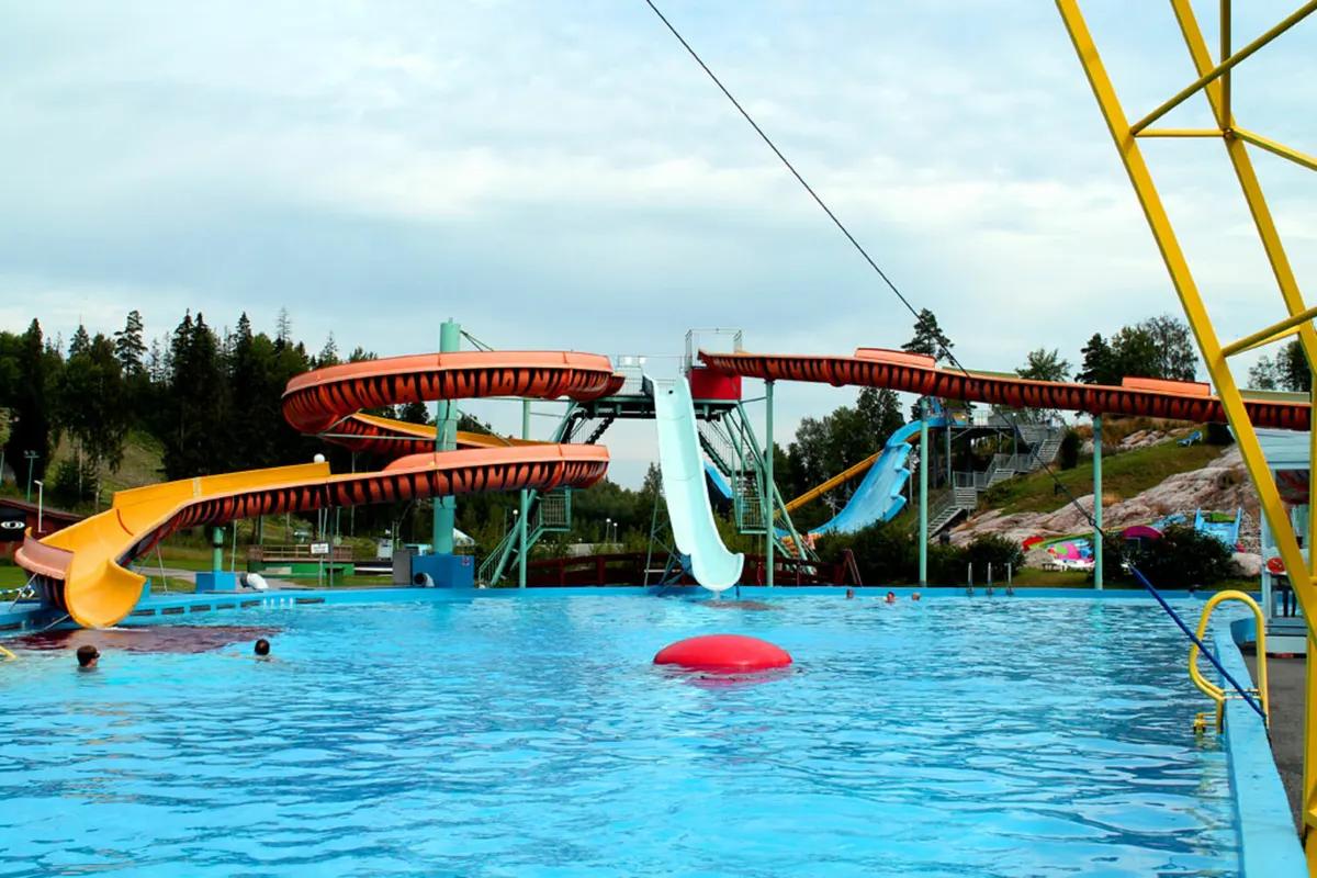 Aurinkoallas ja tornimäet / Main Outdoor Pool
