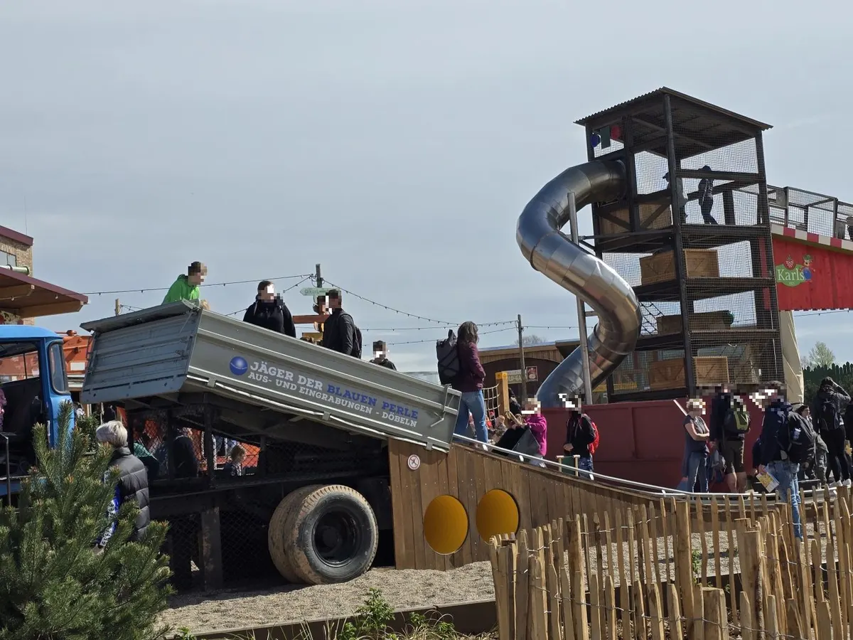 Spielplatz: "Baustelle: Ausgrabung"