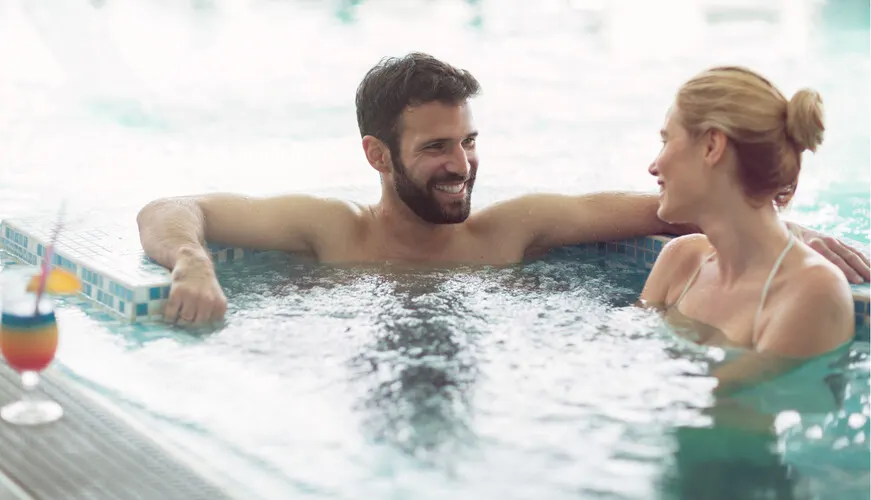 Basen z barem i hydromasażem / Pool with bar & hydromassage