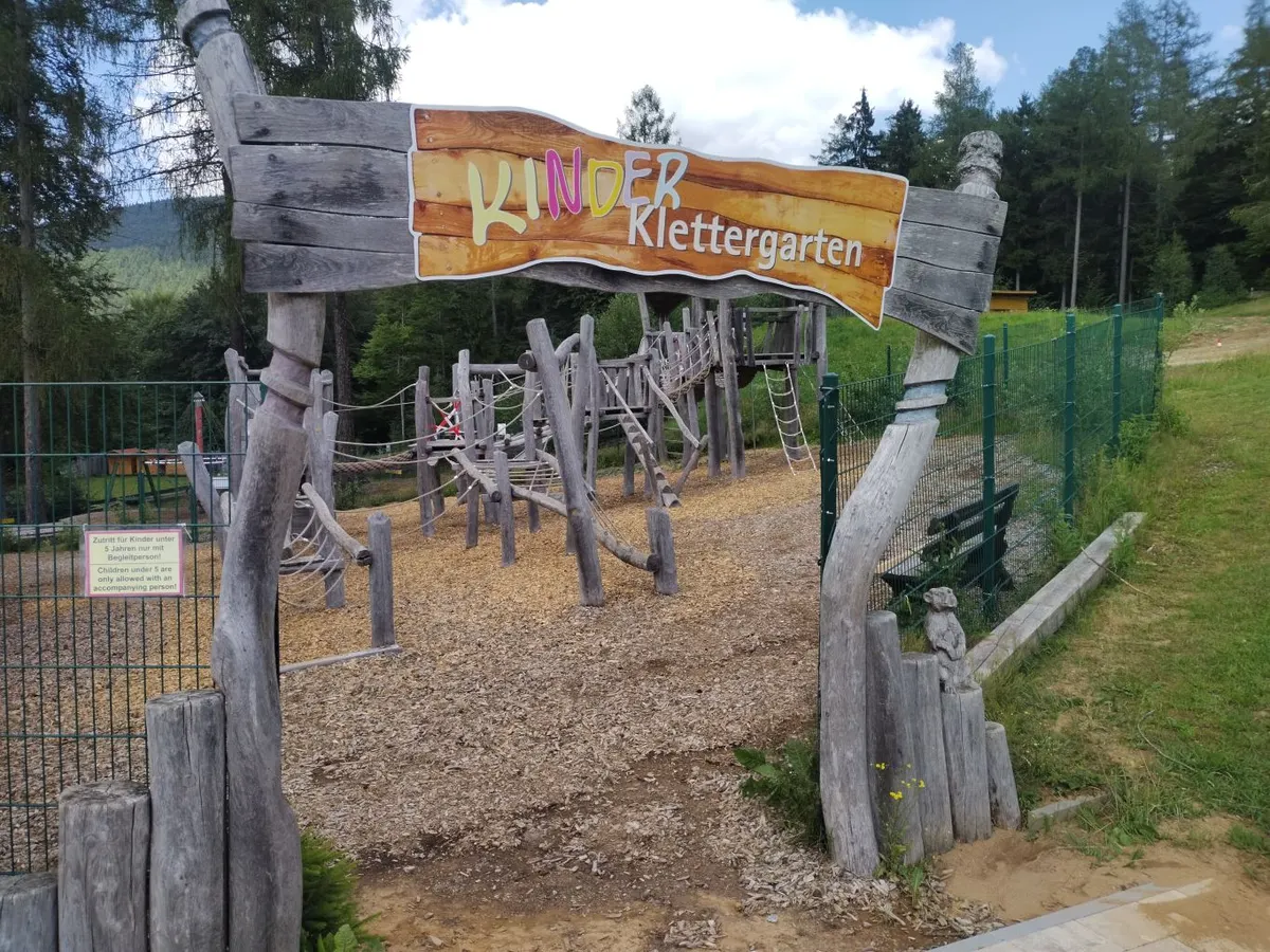 großer Abenteuerspielplatz