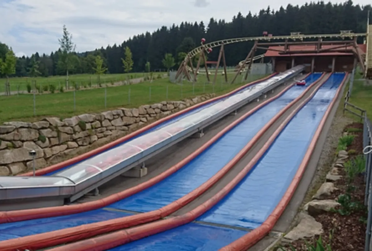 Wasser-Reifenrutsche