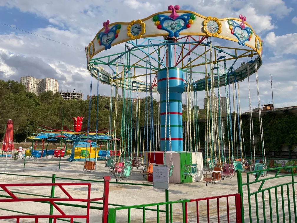 Chain carousel