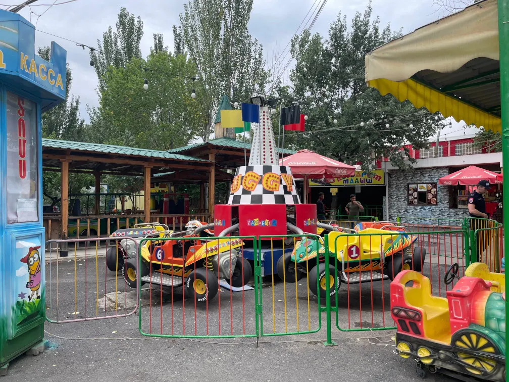 Ցատկող մեքենաներ / Springende Autos