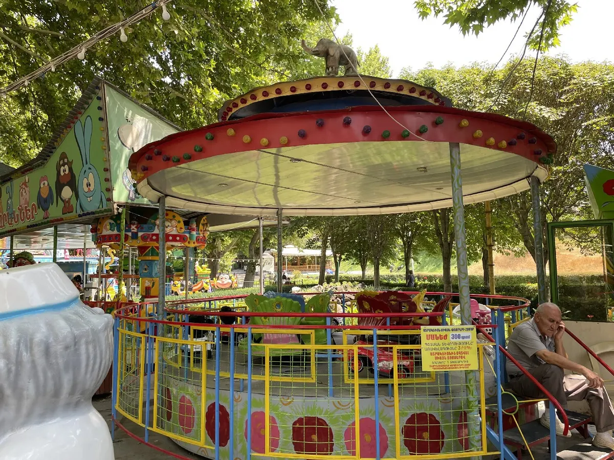 Մանեժ 12 աթոռ / Circus ring with 12 chairs