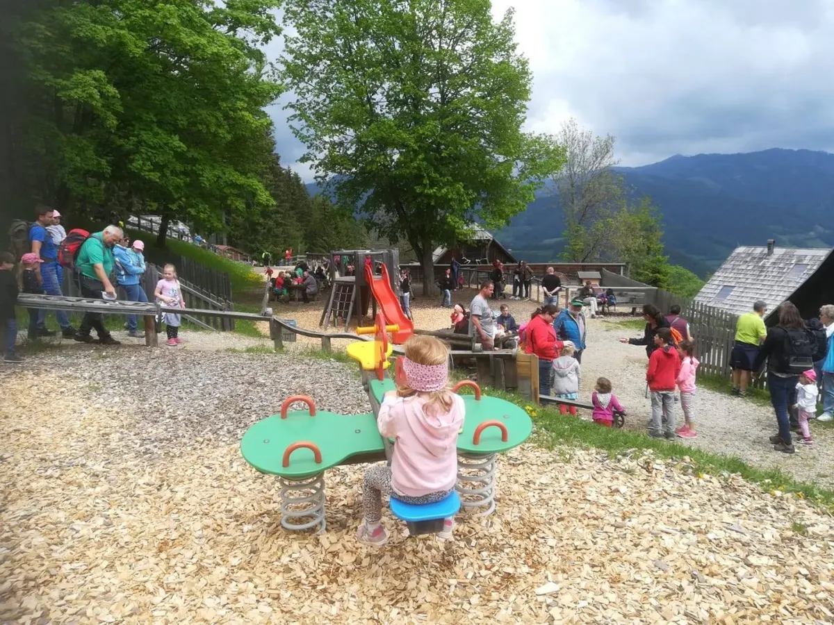 Spielplatz (Mittelstation)