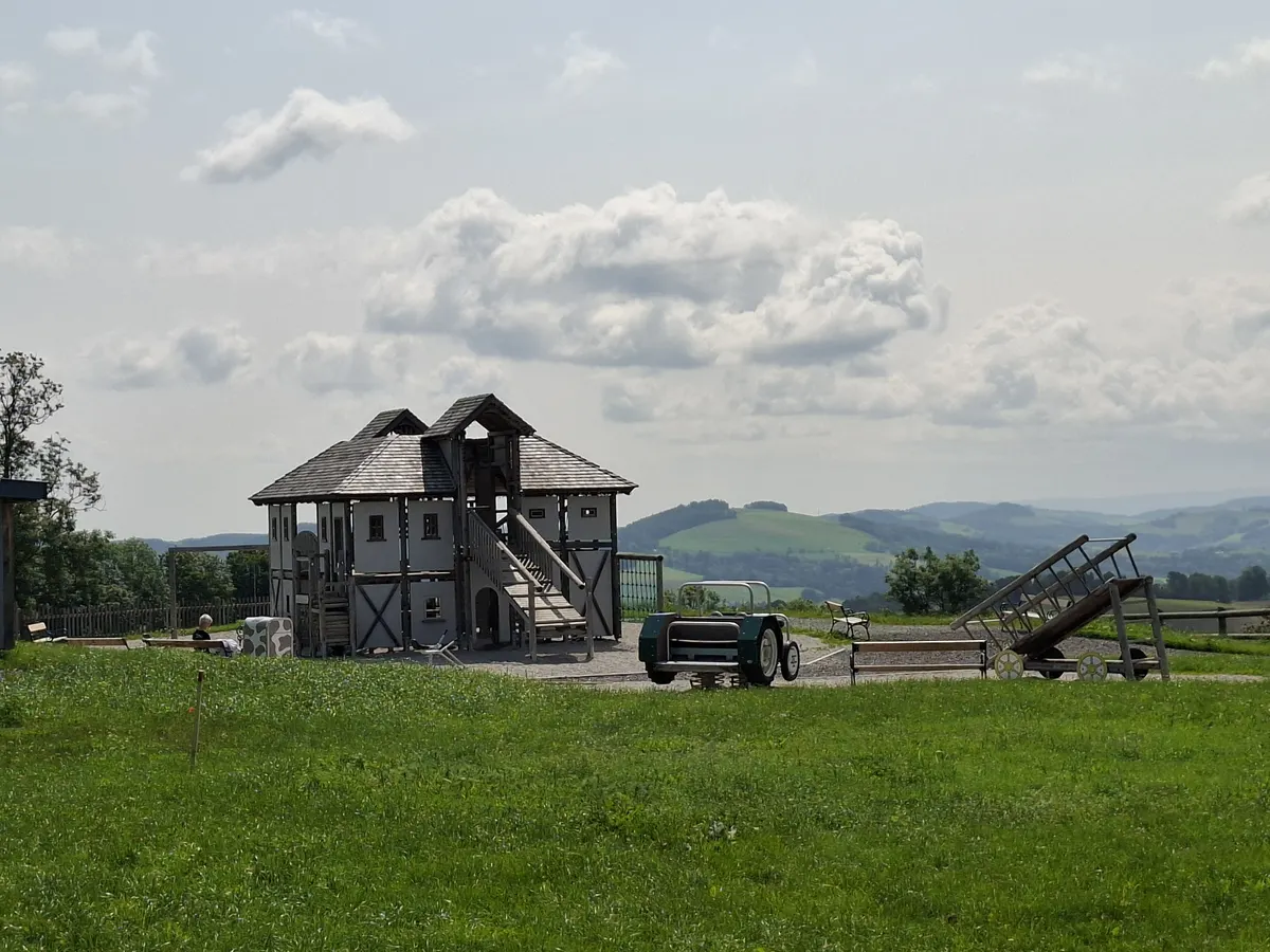 Mini-Bauernhof mit Wackeltraktor