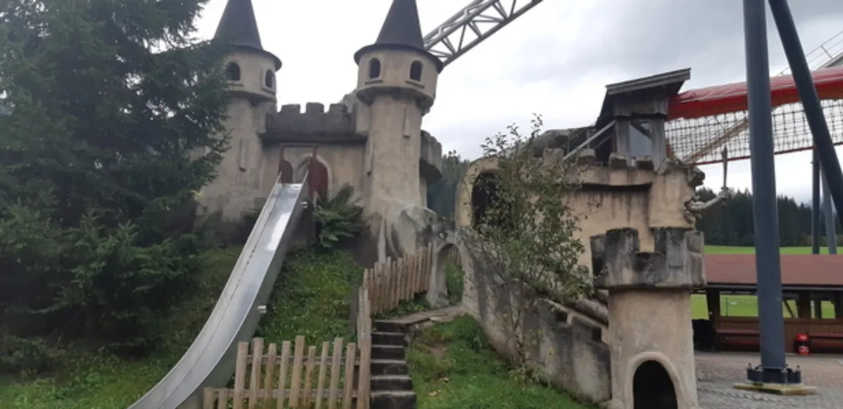 Ritterburg mit Rutsche