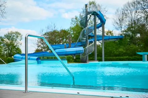 Freibad Wasserrutsche (Foto: Freizeitbad Oktopus)