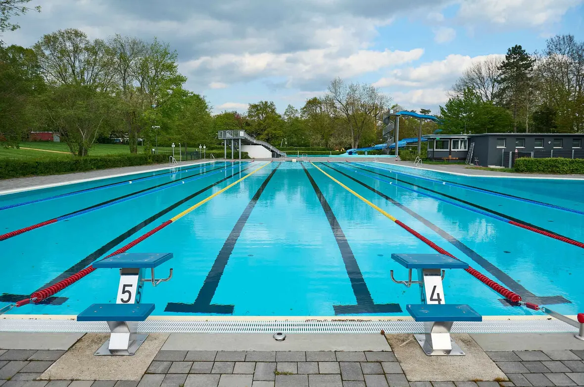 Freibad Infinity-Sportbecken (Foto: Freizeitbad Oktopus)