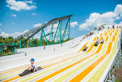 Achterbahn und Rutschvergnügen (Foto: Legendia)