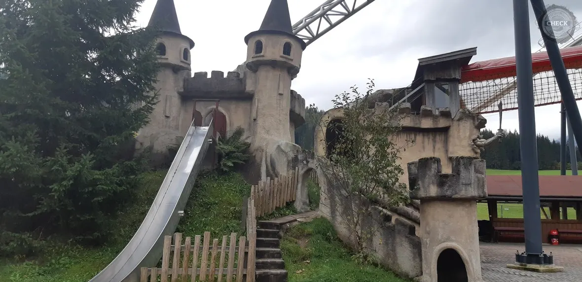 Ritterburg mit Rutsche