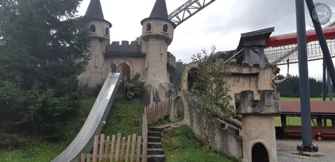 Ritterburg mit Rutsche